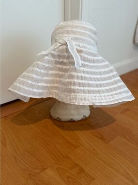 Grevi White and Tan Striped Woven Hat